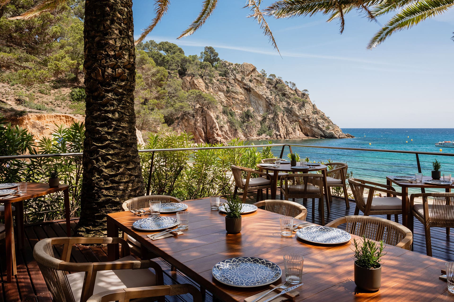 Enjoy lunch by lapping waves at beach club restaurant PARDA at Zel Costa Brava