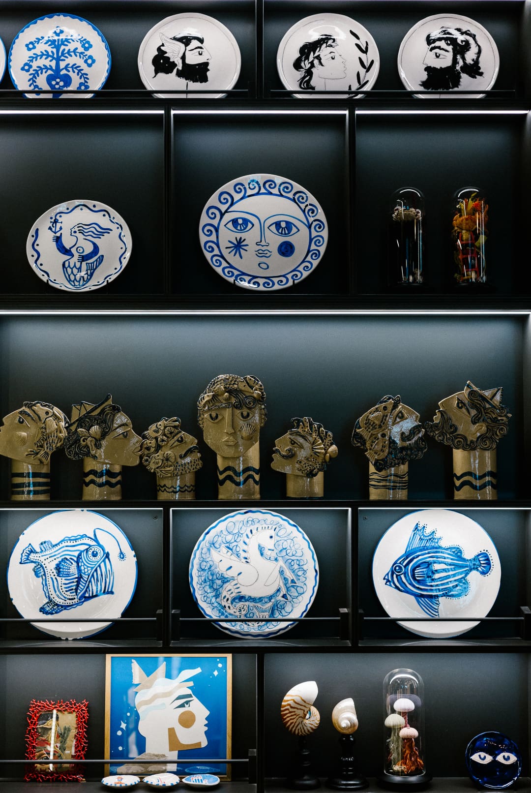 Objects on display in the Oficina Marques shop