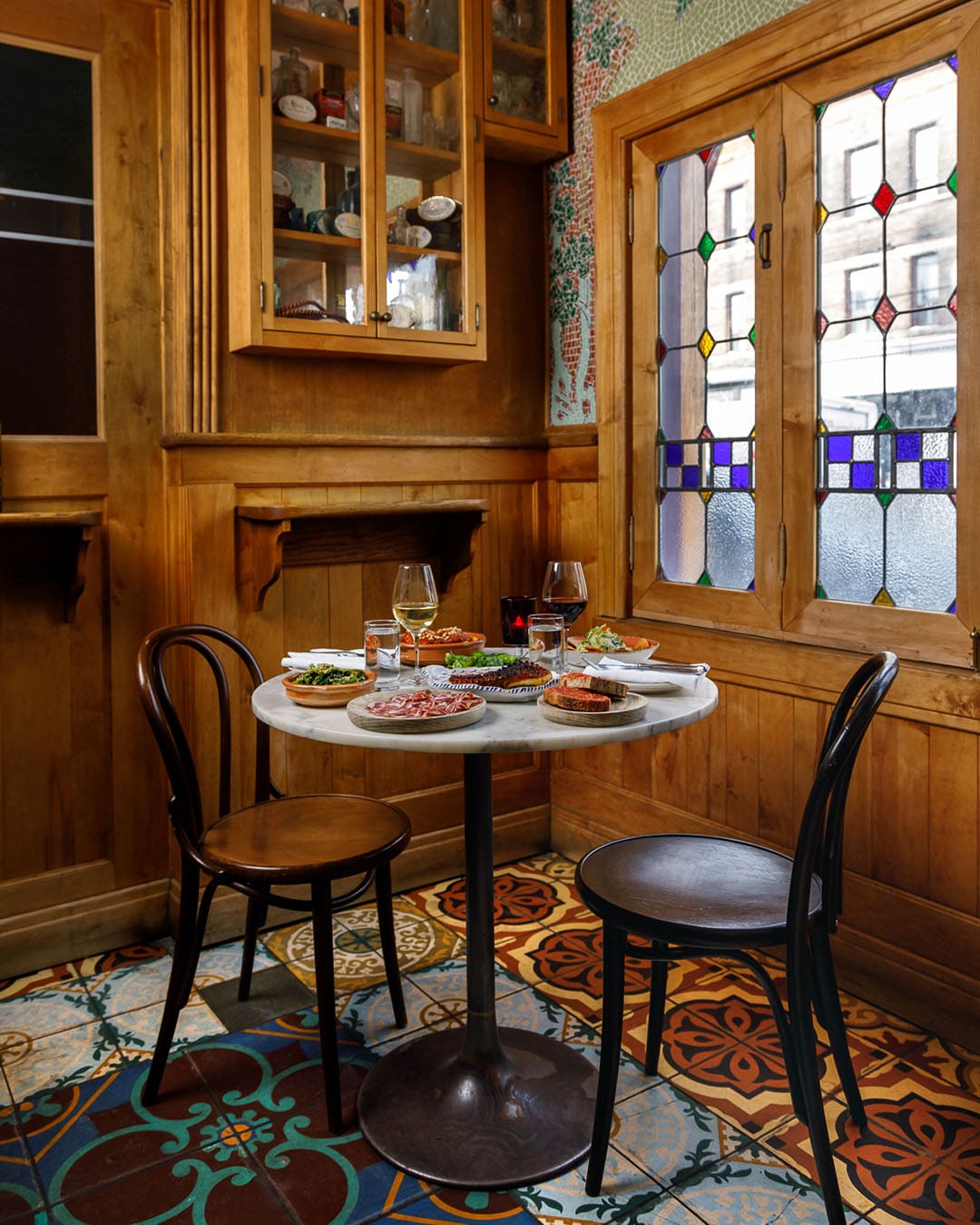 Table and chairs with dishes on display in modern interior